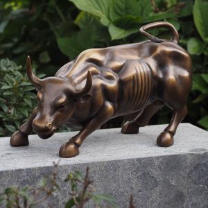 Bronzeskulptur Wall Street Bulle stehend mit brauner Patina auf einer Säule 