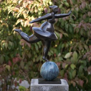 Bronzeskulptur Ballerina auf einem Ball mit besonderer Patina 