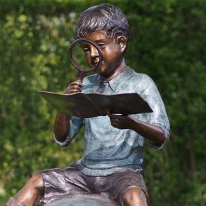 Bronzeskulptur Kleiner Junge mit einer Lupe und Buch 