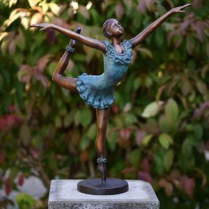 Bronzeskulptur Stehende Kleine Ballerina auf Säule im Garten 