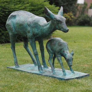 Bronzeskulptur Stehende Hirschkuh mit Jungtier im Garten 