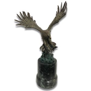 Frontansicht der Bronzefigur "Steinadler im Anflug"