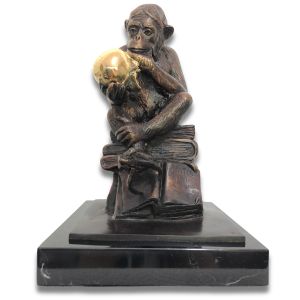 Frontansicht der Bronzefigur "Affe mit Schädel"