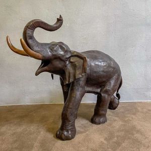 Seitliche Frontansicht der Bronzeskulptur "Fröhlicher Elefant"