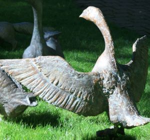 bronze-figur gans ausgebreitete flügel