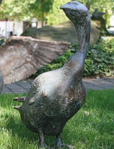 bronzefigur gans nübold