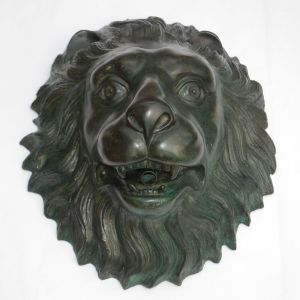  Bronze-Löwenkopf als Wasserauslauf. 