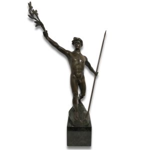 Frontansicht der Bronzefigur "Junger Krieger"
