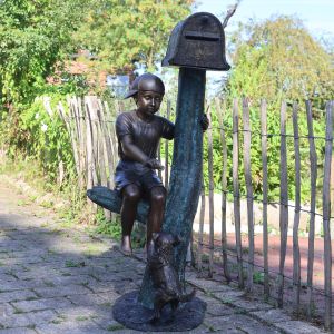Bronzeskulptur "Junge Pat mit Briefkasten"