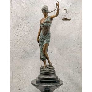 Frontansicht der Bronzeskulptur "Justitia, Göttin der Gerechtigkeit"