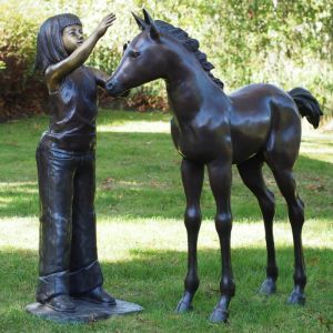 Bronzeskulptur "Mädchen Lina mit Fohlen"