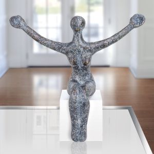 Beispielansicht der Bronzeskulptur "Sitzende Frau"