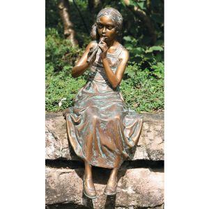 Frontansicht der Bronzeskulptur "Mädchen mit Flöte"