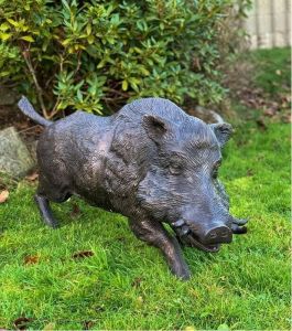 Bronzeskulptur Laufender Keiler - Wildschwein von vorne im Garten