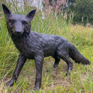 Bronzeskulptur Stehender Fuchs von vorne in einem Garten