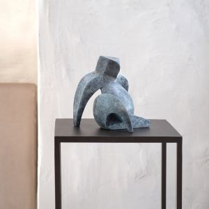 Bronzeskulptur "Latona" von Sofia Speybrouck  auf einer Säule