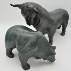 Bronzefigur "Bulle und Bär - Börse" Grüne Edition