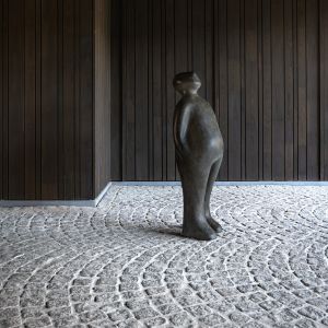 Skulptur "The Visitor 120 - Bronze" von Guido Deleu