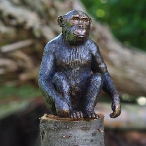 Bronzefigur eines sitzenden Schimpansen