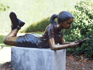 Bronzeskulptur "Liegendes Mädchen Anja" mit Buch