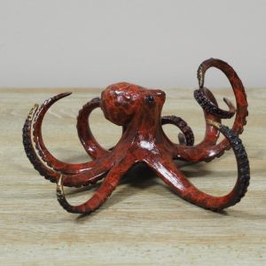 Bronzefigur eines Kraken mit roter Patina