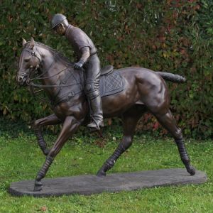 Bronzeskulptur "Polospieler auf Pferd" auf Marmorsockel