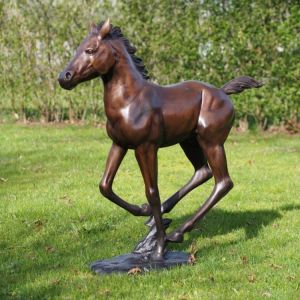 Bronzefigur "Laufendes Fohlen" auf einer Wiese