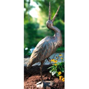 Frontansicht der Bronzefigur "Storch (Klappernd)" im Garten