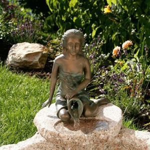 Rottenecker Bronzeskulptur "Kleine Elonie mit Krug" als Wasserspeier