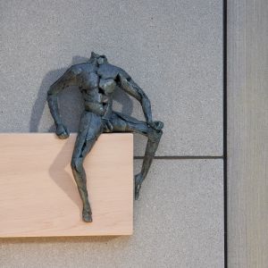 moderne skulptur aus bronze für innen 