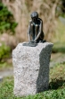 Rottenecker Bronzeskulptur "Sitzendes Mädchen Iris" auf Granitsockel