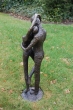 Bronzefigur Liebespaar stehend im Garten 