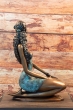 Bronzeskulptur Jungfrau Sternzeichen als Frau von hinten 