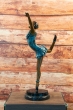 Bronzefigur Martha als Ballerina von der Seite auf einem Marmorsockel 