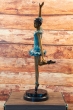 Ballerina Amelie von der Seite auf einem Marmorsockel aus Bronze