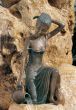 Bronzefigur 88426 Letizia mit Krug als Wasserspeier