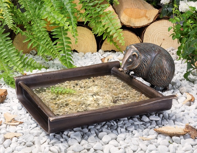 Bronzeskulptur Vogeltraenke mit Igel