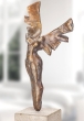 bronze-skulptur frau flügel abstrakt