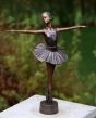Bronzeskulptur Stehende Junge Ballerina auf Sockel mit brauner Patina im Garten