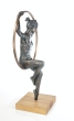 Bronzeskulptur Balletttaenzerin im Ring von rechts