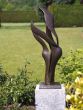 Bronzeskulptur Harmonie auf Säule im Garten 
