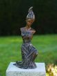 Bronzeskulptur Kniende Frau modern mit brauner Patina auf einem Sockel im Garten 