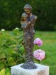 Bronzeskulptur Stehendes Liebespaar auf einer Säule im Garten 