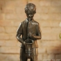 Junge spielt Saxophon aus Bronze