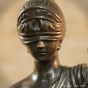 Justitia aus Bronze mit Holzsockel zur Deko
