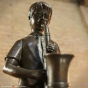 Gartenfigur aus Bronze Junge mit Saxophon