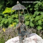 Rottenecker Bronzefigur Flo mit Regenschirm als Wasserspeier bei Kunsthandel Lohmann