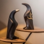 zwei schwarze Pinkwin Skulpturen