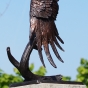 Baumstumpf als Sockel für eine Adler Skulptur aus Bronze