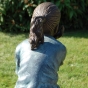 Bronzeskulptur Zopf und Rücken vom Mädchen mit Hand am Kinn 